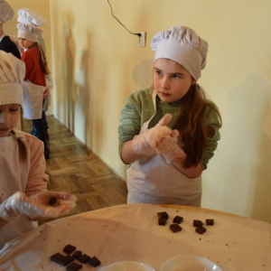 Tworzenie słodyczy w Fabryce Charliego